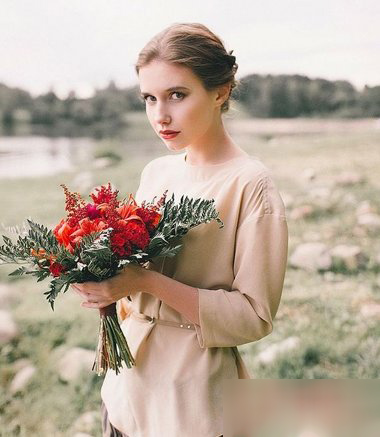 今年最流行的盘头发教程维语,时尚盘头发简单好看的视频