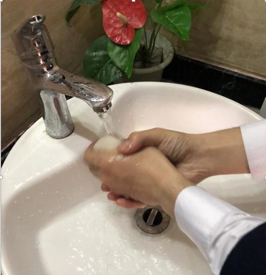 洗澡后如何让地不滑,洗澡后怎么保湿护肤