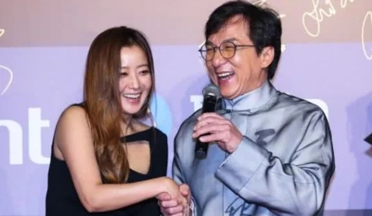 5年前范冰冰和成龙酒桌下的小动作意外曝光,再次心疼李晨三秒钟