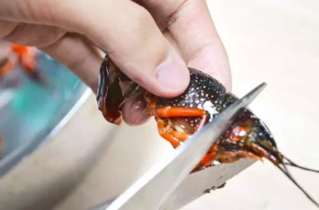 小龙虾清洗是用小苏打还是食用碱,餐饮店是如何大批量清洗小龙虾