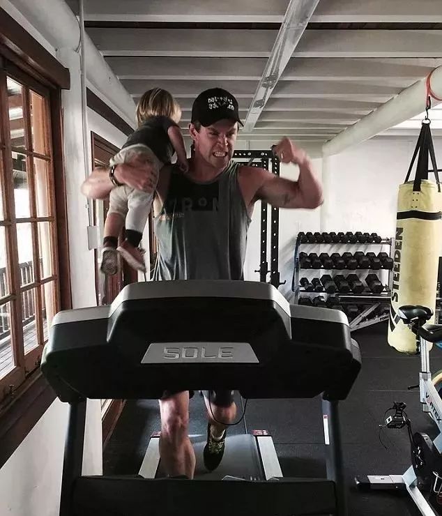 发现一枚比杜江更宠妻，比小贝会带娃的男神！颜值高更顾家的男神