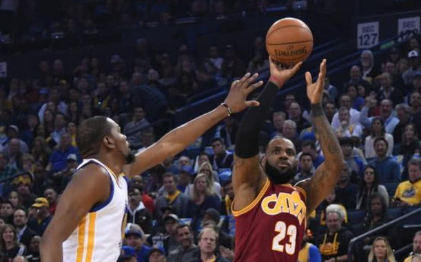 詹姆斯的传球视野有多恐怖,詹姆斯大个子球员实力