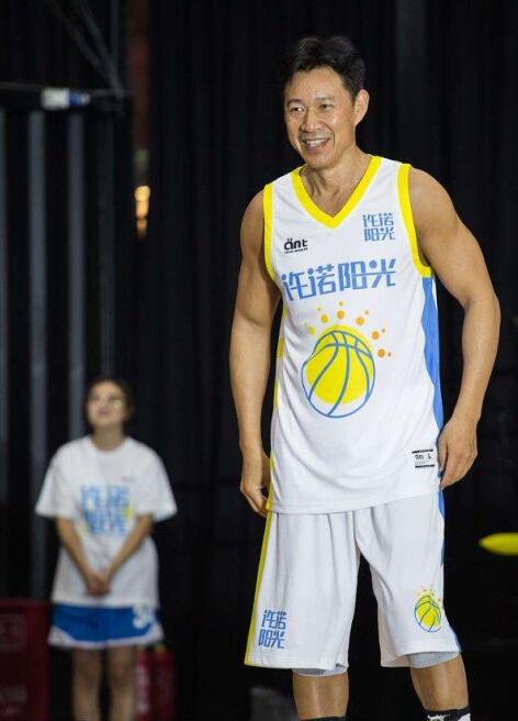 67岁谭咏麟体能惊人，开完演唱会太兴奋一晚没睡，第二天接着踢球