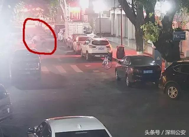 男子抢了一个空包包，换来警方一副*铐手**