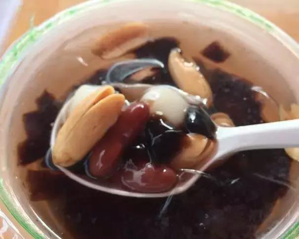 听说这是一家帅哥开了10+年的烧仙草老店！但帅哥却……