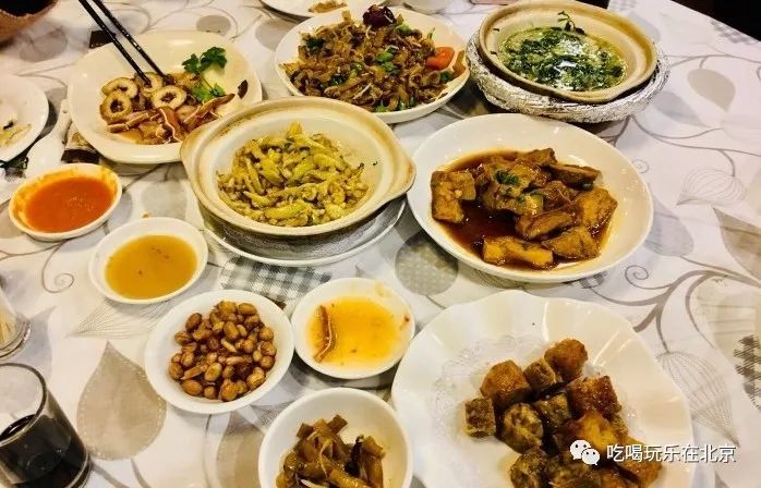 这么low的店，竟然这么多人抢着去吃