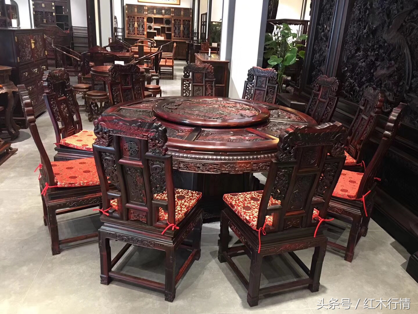 最流行的红木餐桌,哪种红木餐桌最实用好看