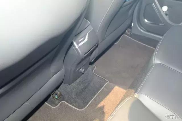 吉利帝豪ec7和715哪个好,吉利帝豪ec7油气混合版测试