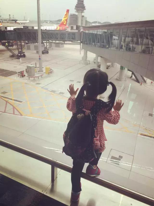 美女妈妈带女儿玩耍,日本迪士尼烟花