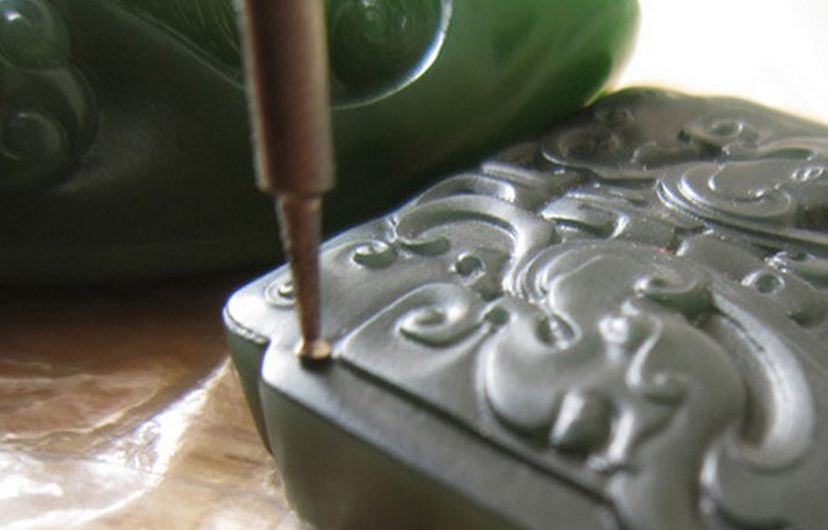 如何区别翡翠玉石是机器雕刻还是人工雕刻？鉴别手工雕与电脑雕