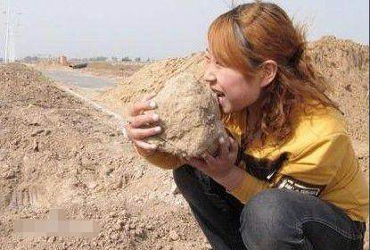 男子把饮料当水喝结果身体不适,男子喝洗洁精