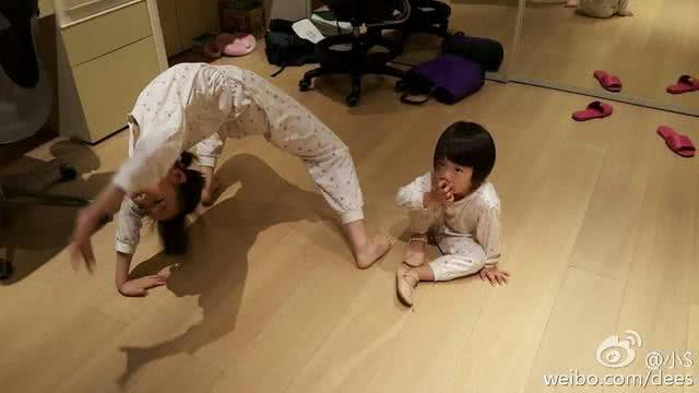 看小S如何花式坑女儿?轮番上演*袜丝**套头,心疼老三经常被套路