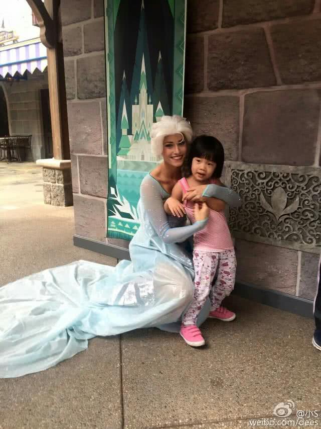 看小S如何花式坑女儿?轮番上演*袜丝**套头,心疼老三经常被套路