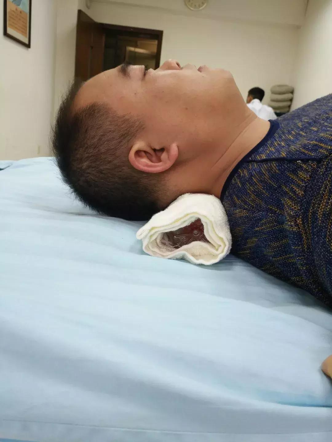 矿泉水瓶做枕头治颈椎病,用矿泉水瓶和毛巾治疗颈椎病