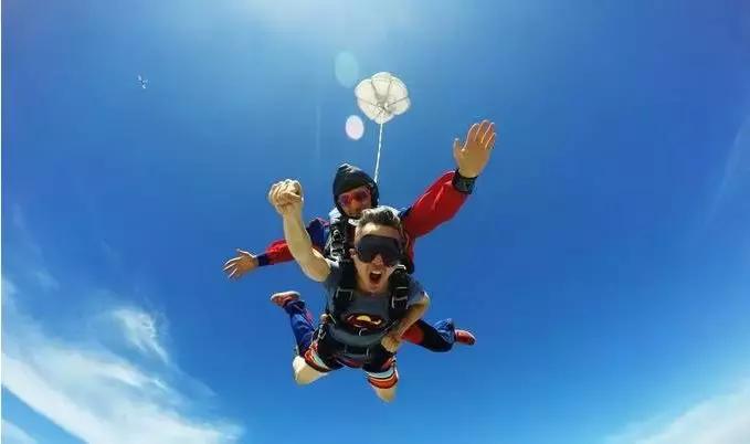 银行卡钱被盗保险怎么赔,银行卡在境外被盗刷该谁理赔