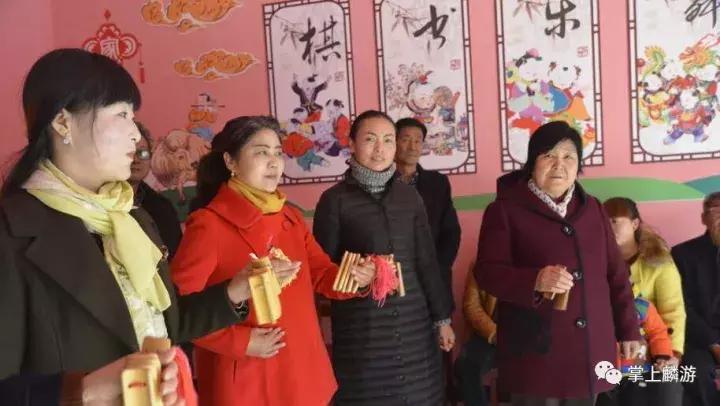 陕西麟游六旬大妈自编快板赞生活不服不行