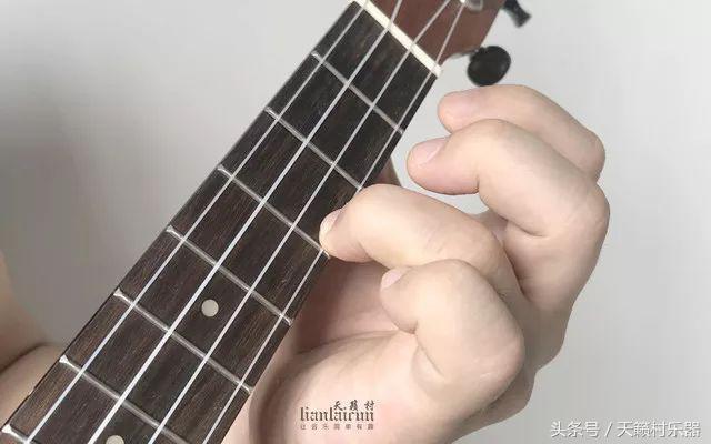 尤克里里按弦技巧,尤克里里最详细的按弦方法