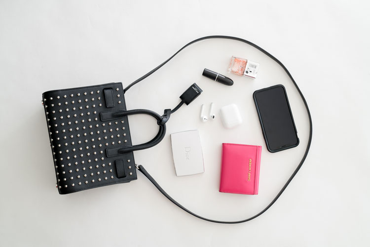 我们翻遍了300名员工的私人包价值¥100000000没别的就是壕！