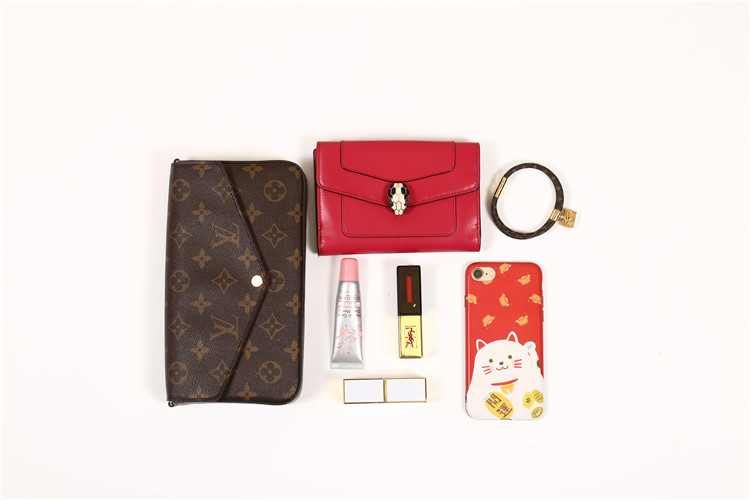 我们翻遍了300名员工的私人包价值¥100000000没别的就是壕！