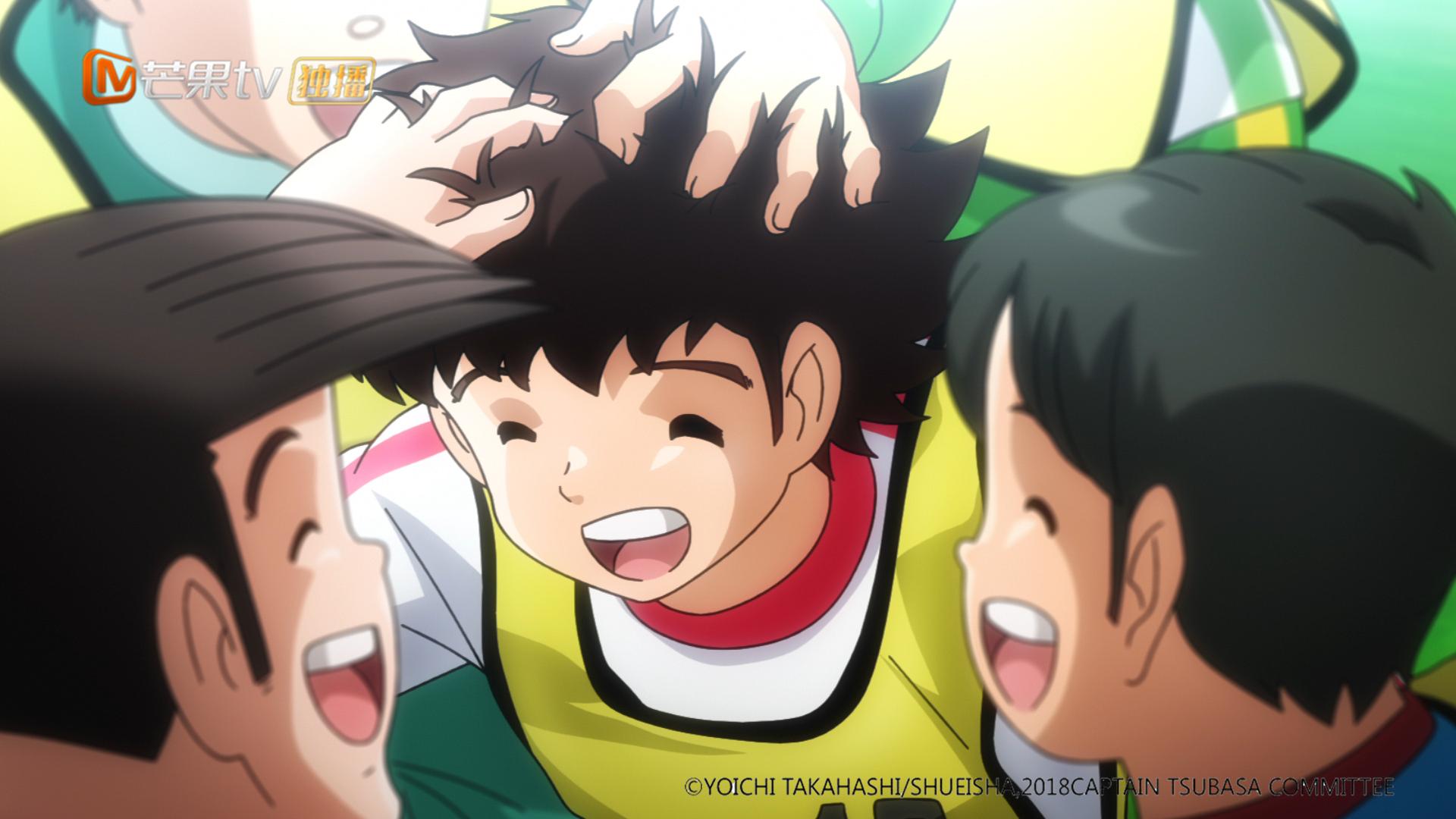 足球场上队员的暖心时刻,希望足球小将们团结奋进再创佳绩