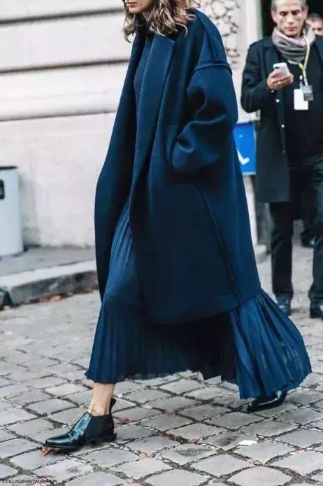 长款百褶裙夏季怎么搭配,这个夏天必备的三款半裙百褶裙