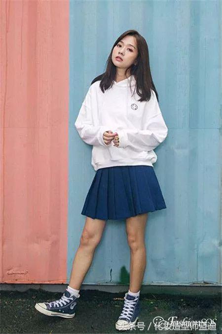 圆领卫衣长款百褶裙搭配图女款,百褶裙搭配卫衣搭配丝袜乐福鞋