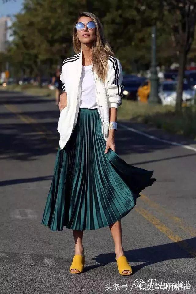 圆领卫衣长款百褶裙搭配图女款,百褶裙搭配卫衣搭配丝袜乐福鞋