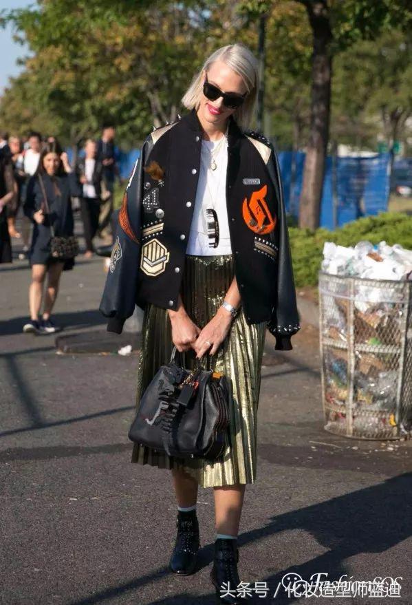 圆领卫衣长款百褶裙搭配图女款,百褶裙搭配卫衣搭配丝袜乐福鞋