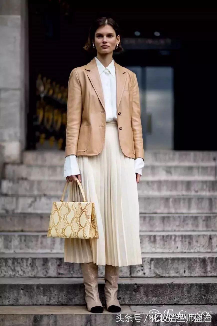 圆领卫衣长款百褶裙搭配图女款,百褶裙搭配卫衣搭配丝袜乐福鞋