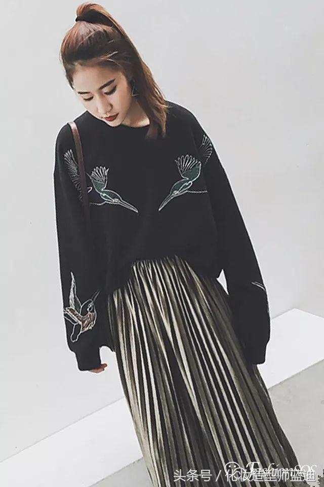 圆领卫衣长款百褶裙搭配图女款,百褶裙搭配卫衣搭配丝袜乐福鞋