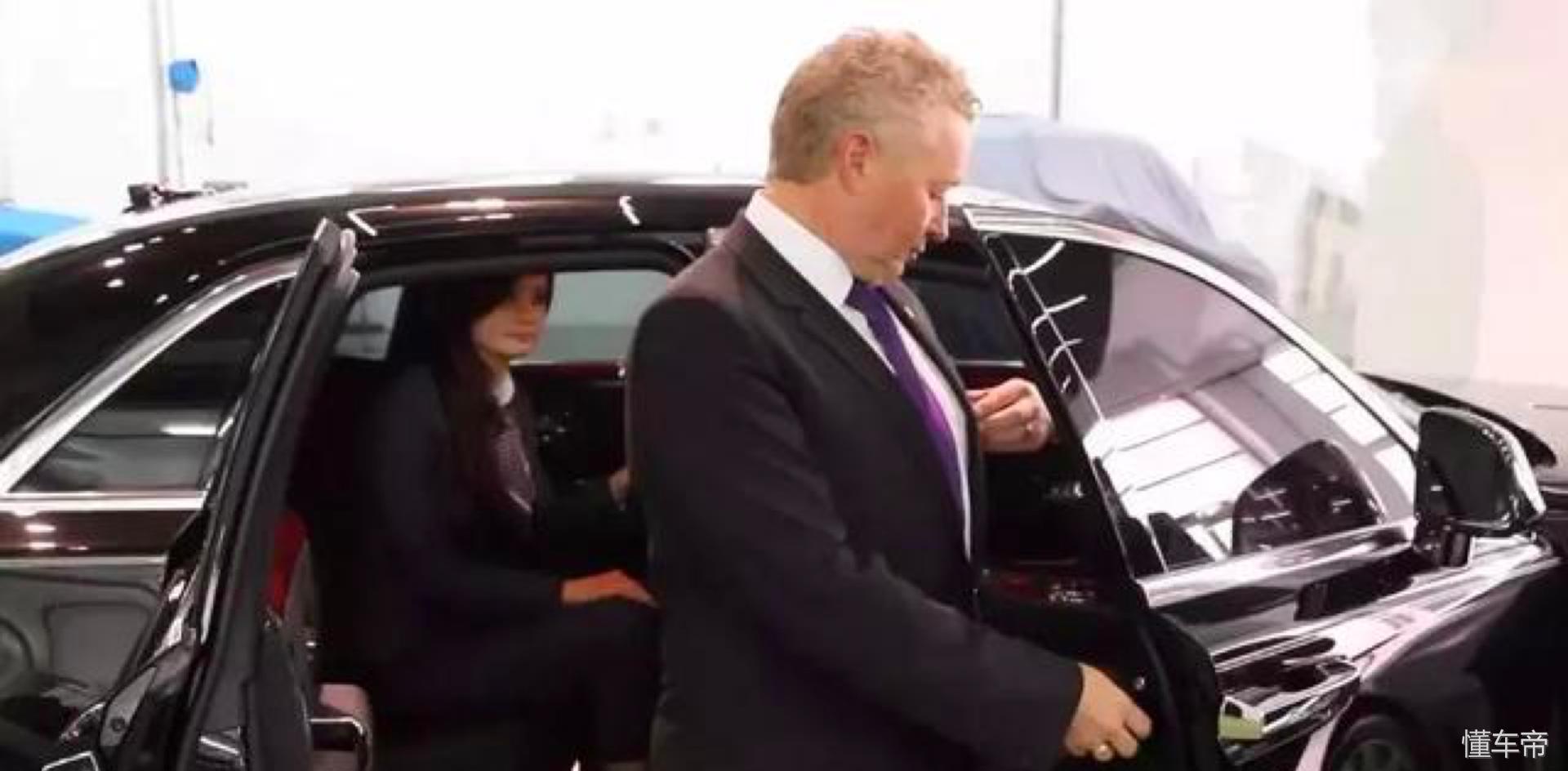 这把雨伞比YEEZY还贵？价值一万，揭秘劳斯莱斯前门雨伞，装X利器