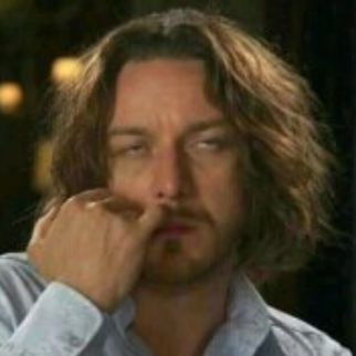 涂mac口红的女孩,涂美宝莲口红的女孩