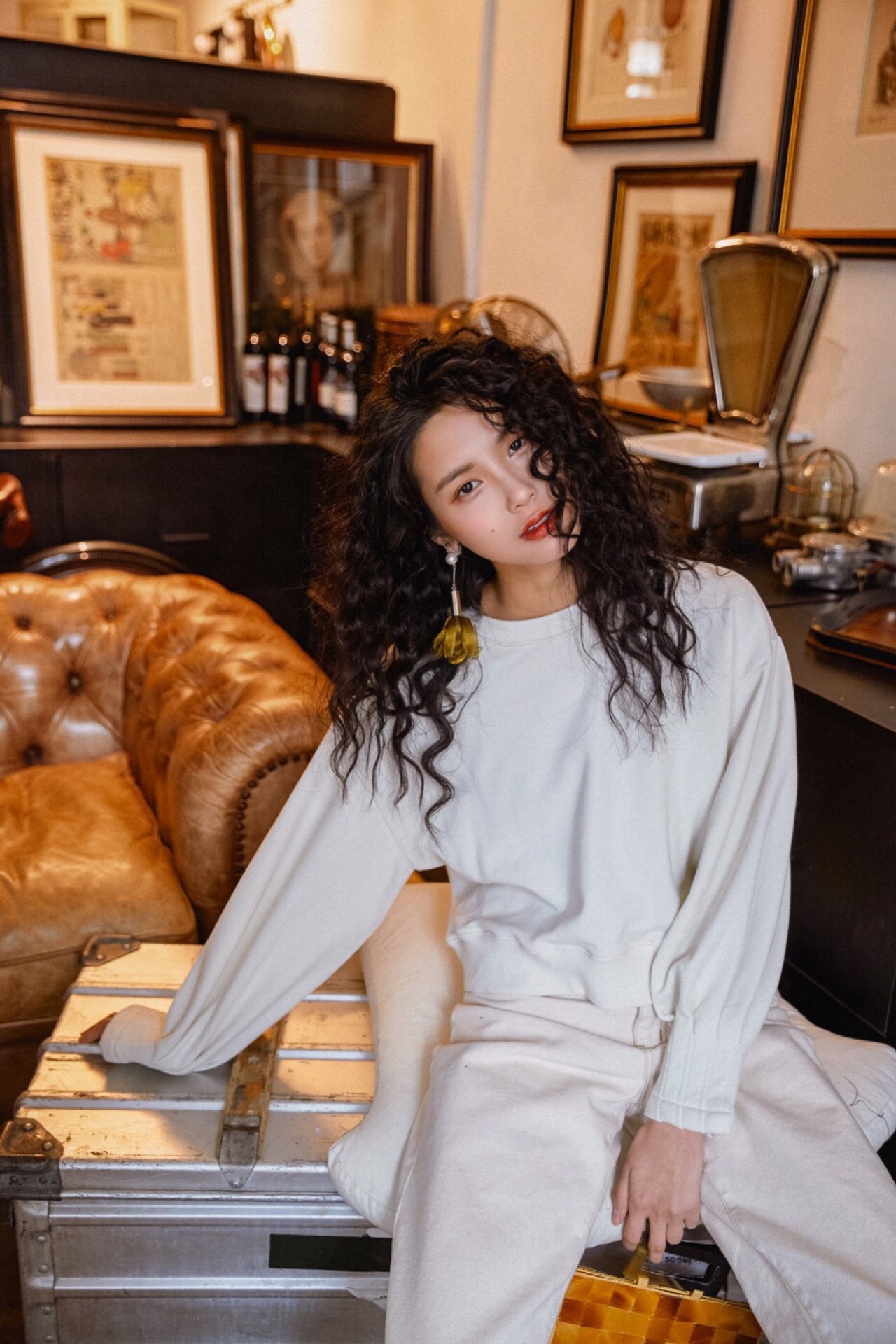 白色系套装这么凹造型,随意凹就具有气场