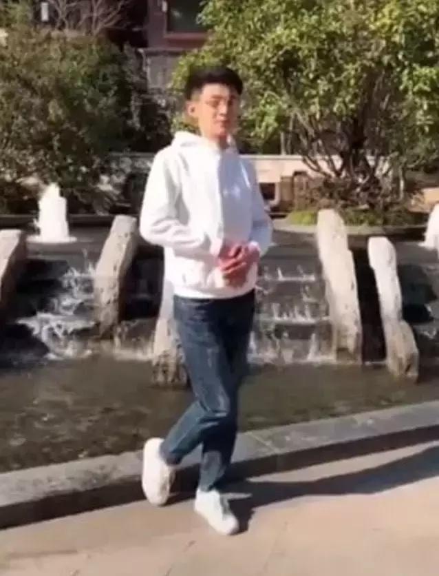 看完我妈拍的春游照片,我跟我爸都哭了……