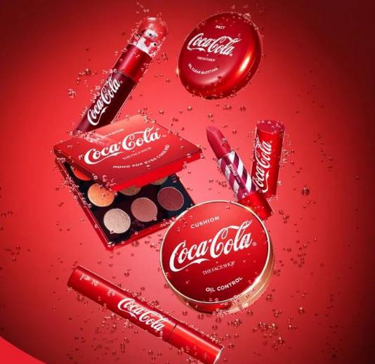 可口可乐与一个牌子联名的t恤,可口可乐联名短袖