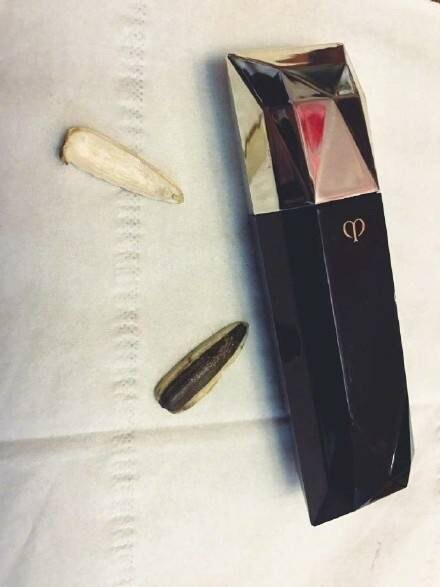 女生一不小心口红摔断了要怎么弄,女生口红弄断了怎么办