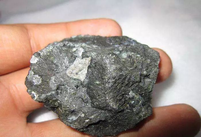 钻石为何能卖天价的秘密是什么 (钻石没有价值为什么那么贵)