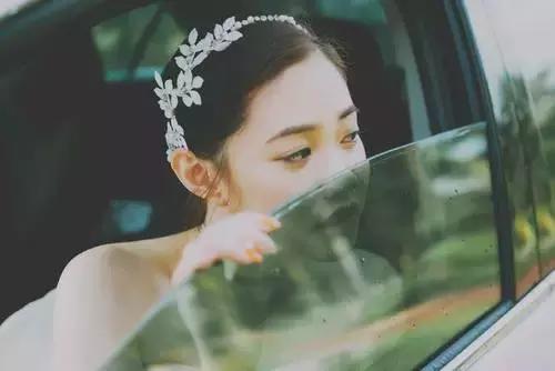 对待感情占有欲极强的四大星座女,恋爱时最容易变傻的四大星座女