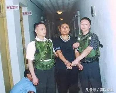 第一悍匪，五个女人为他卖命又*身卖**，八年杀害50人！