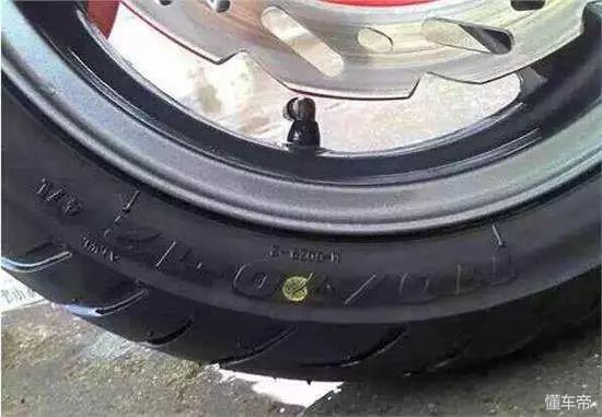 汽车轮胎一抹就亮,新轮胎上的黄点白点起什么用