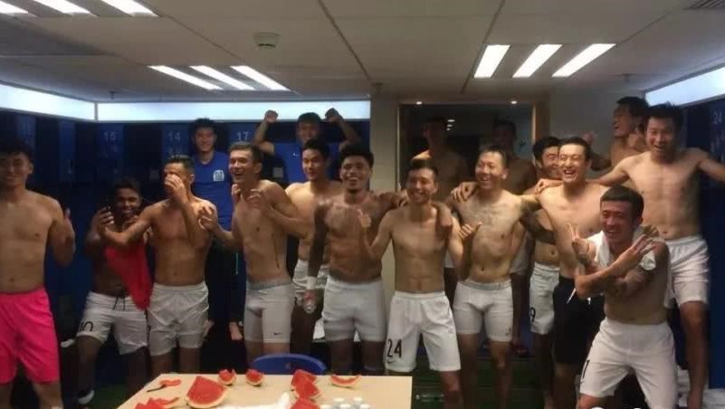 足球运动员走进更衣室视频,足球更衣室好还是篮球更衣室好