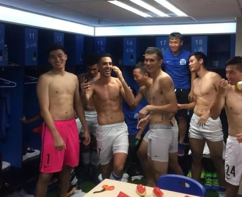 职业足球队沉浸式更衣室,足球运动员的更衣室