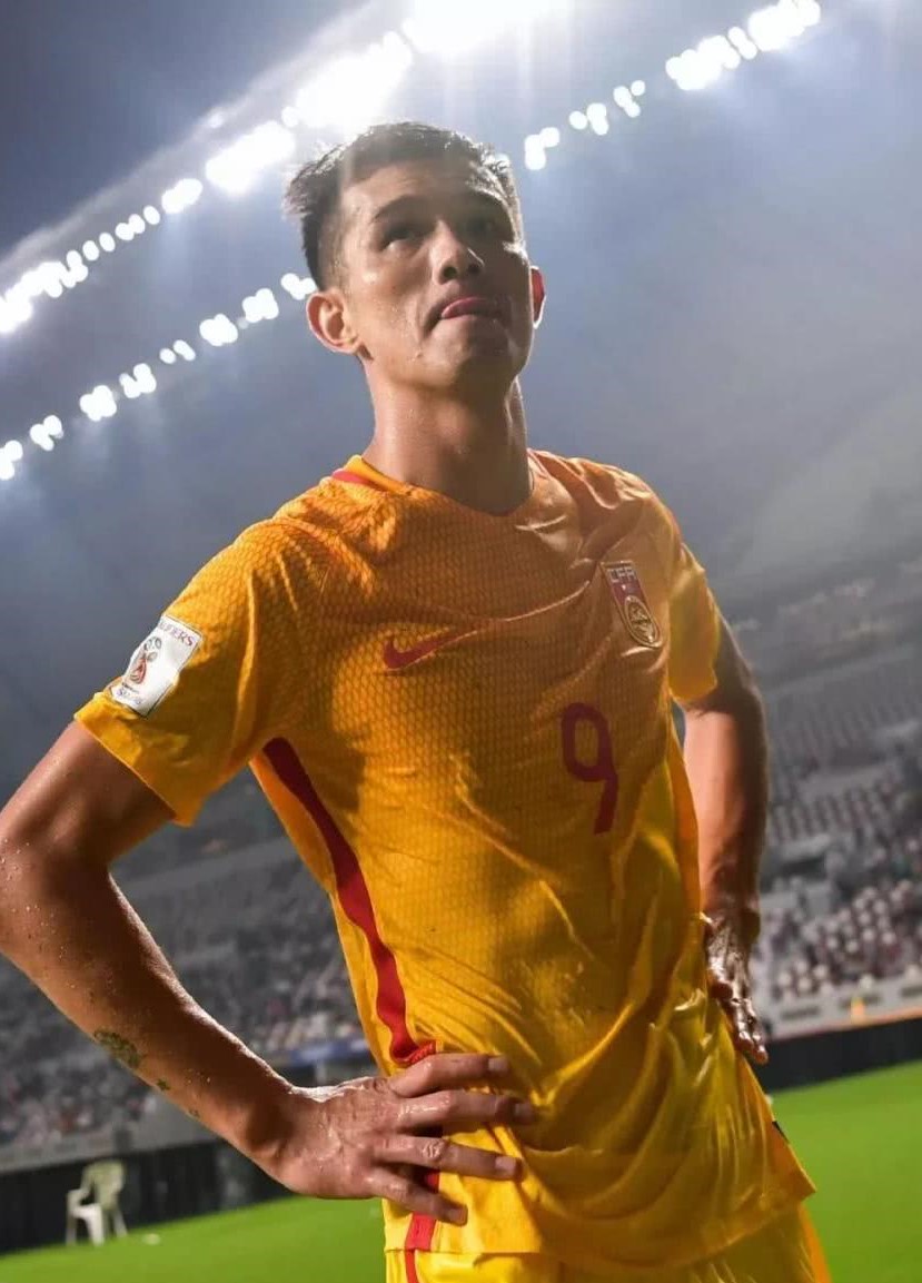 足球运动员上场前的更衣室,足球球员更衣室场景