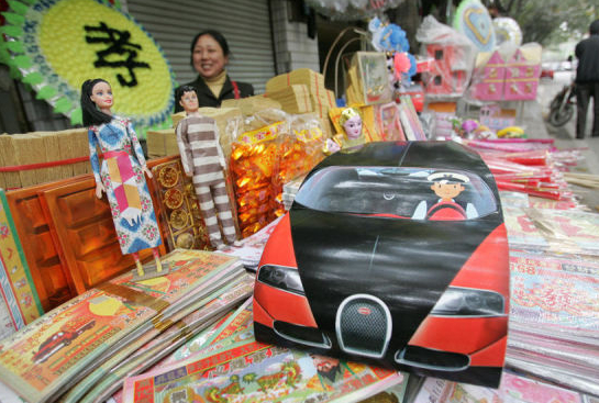 清明祭品太土豪，几十万豪车说烧就烧，清明奇葩大观