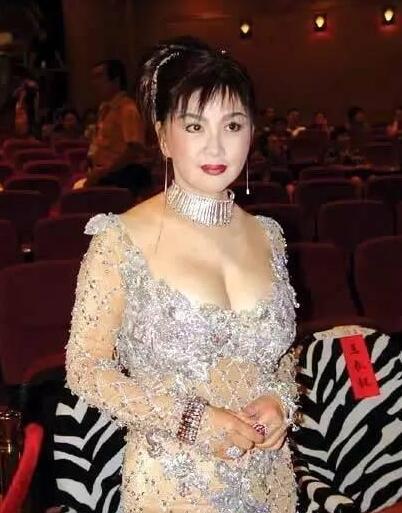 被誉为第一美妇，48岁靠选美一炮而红，60岁只剩下性感