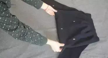 教你一个挂毛衣的办法,毛衣这样挂下摆越挂越长小技巧