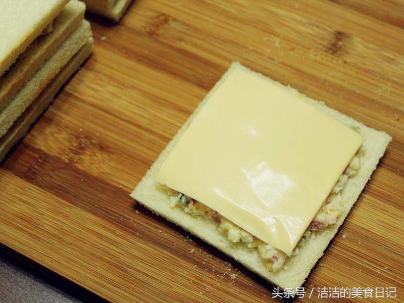 2分钟就能完成的早餐三明治，有鸡蛋还有土豆泥，味道超级赞