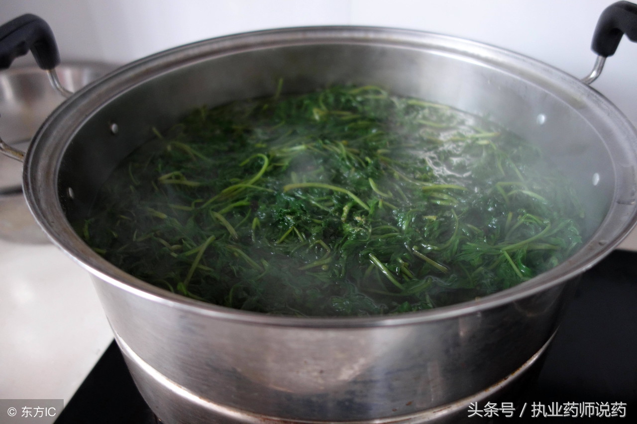 艾草是治疗月经不调最好的药，也是道养生小菜，但注意用错会中毒