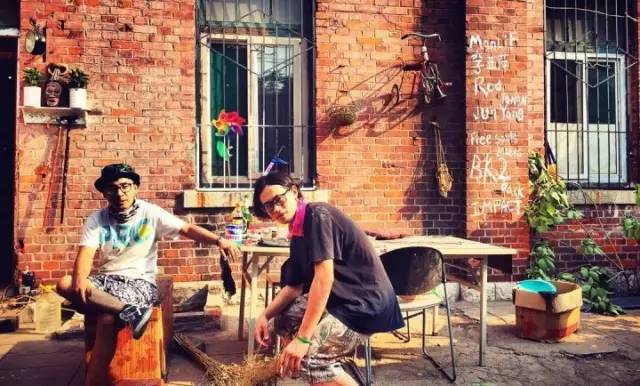 90后杂粮煎饼摆摊三轮车,90后摆摊卖早餐三明治寿司