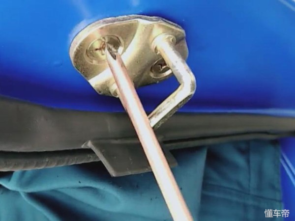 车门关不紧需要很用力才能关上,车门关不上锁扣不好使修理费用